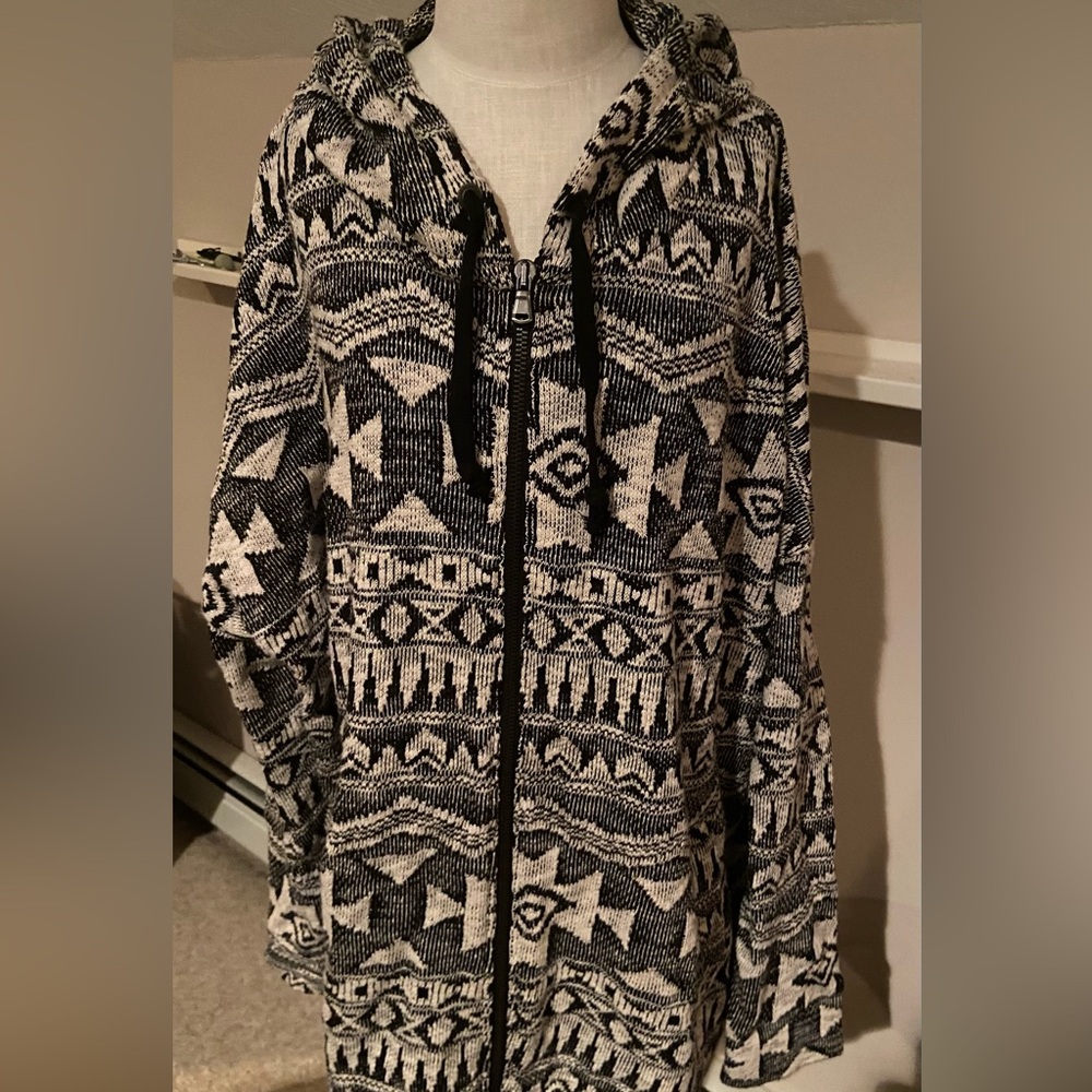 American Eagle Outfitters Black and White Knit Hoodie
